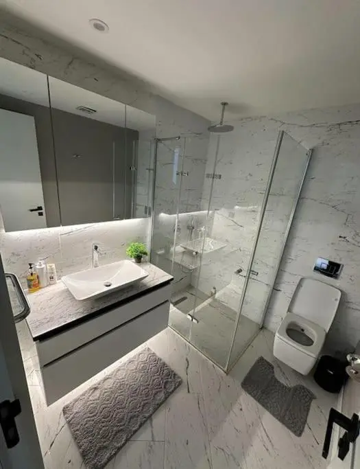 Elegant 2 bedroom apt Sinpas queen gym pools
