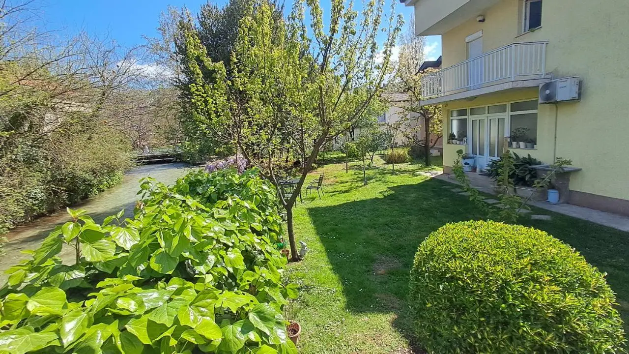 Villa Tamara with garden and river view - free private parking Bicycle & Motorcycle Garage