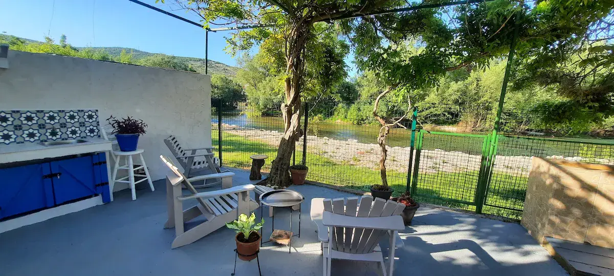 Sunshine Apartment – Pool, River & Garden Oasis