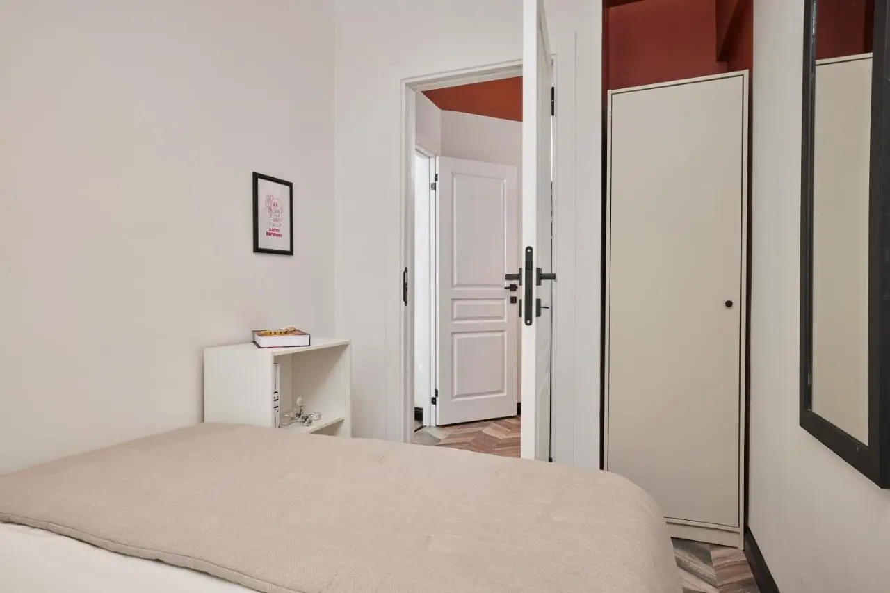 Bright & Modern 2-Bedroom Flat Near Metro