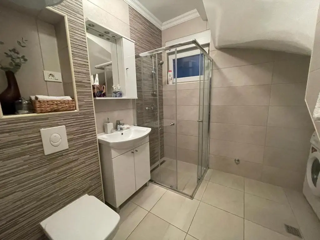 Villa Tamara with garden and river view - free private parking Bicycle & Motorcycle Garage