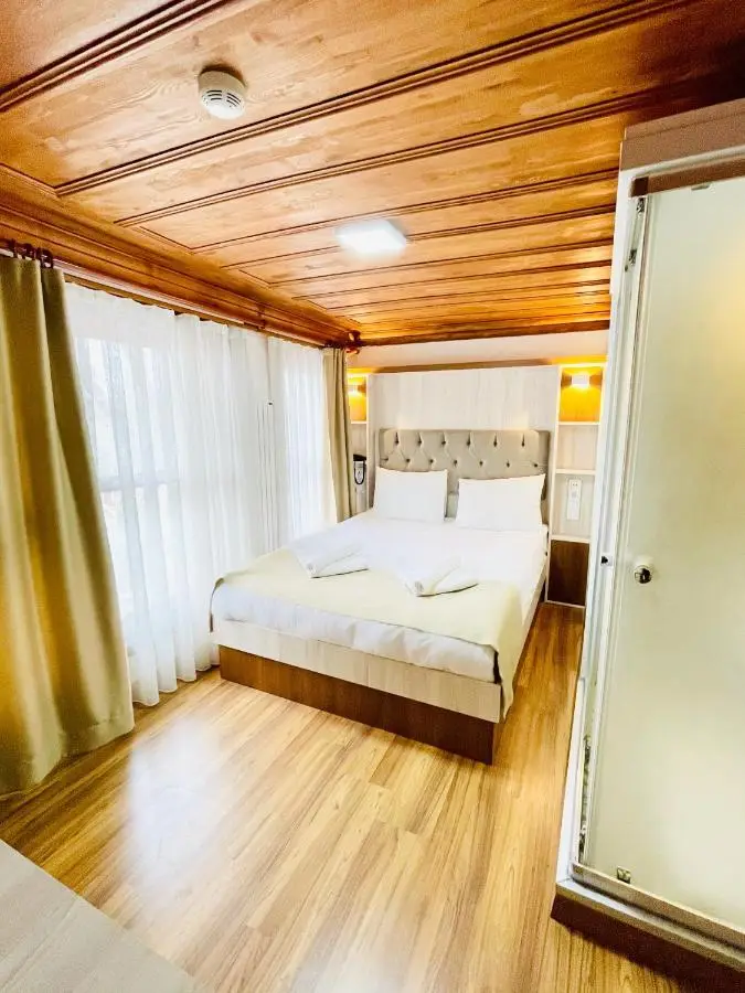 QONAQ HOTEL & SUITES