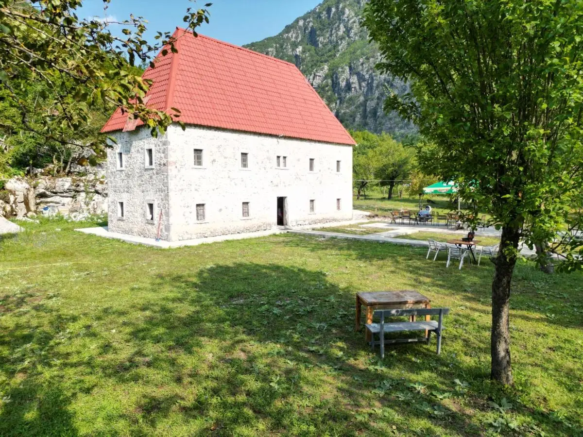 Bujtina Shpjia e Gjyshit