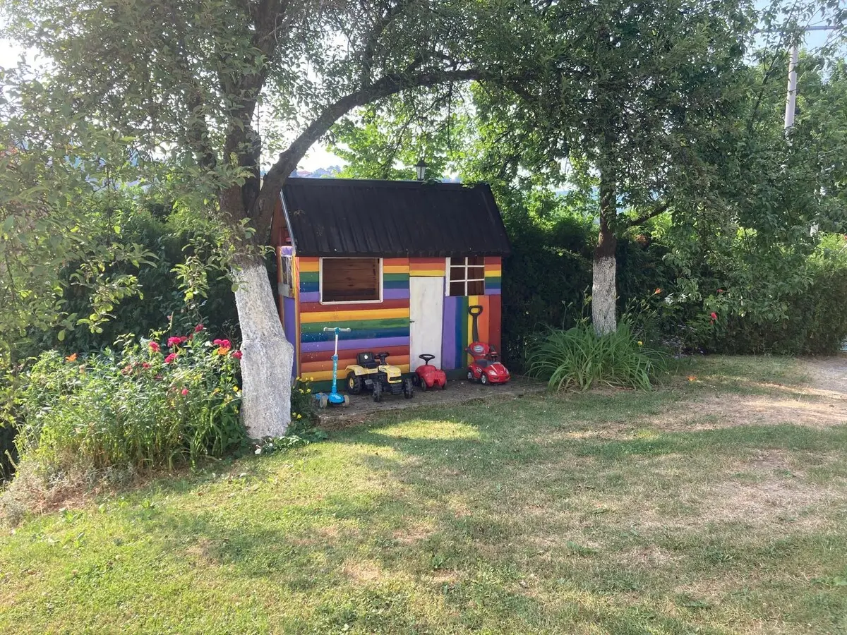 1-min to Bus /  House with Big Garden and BBQ