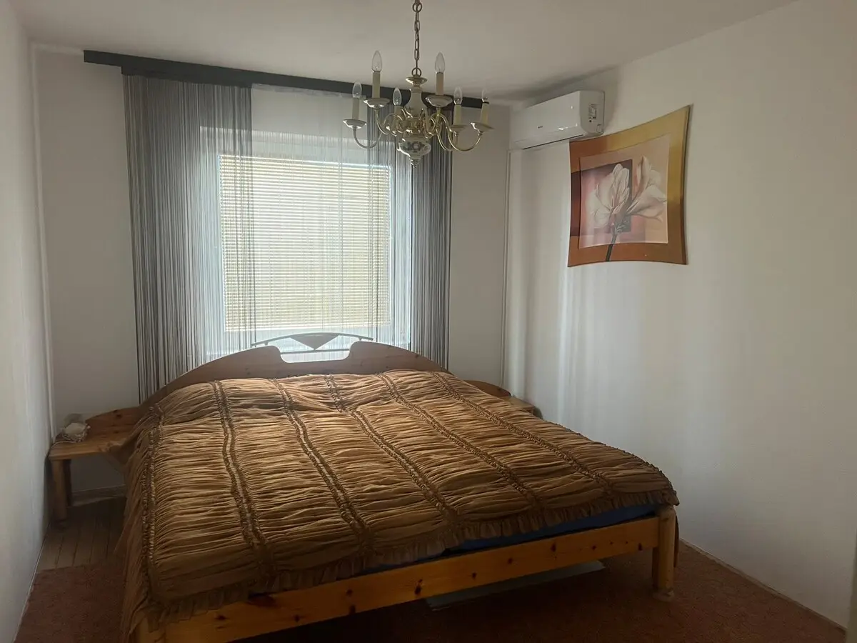 House with a large courtyard and parking, 3 air conditioners!