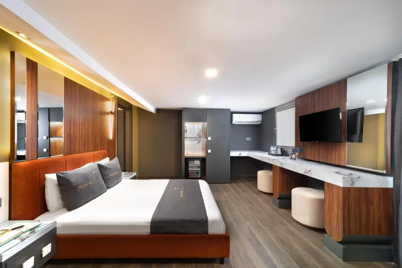 Second Suit Hotel