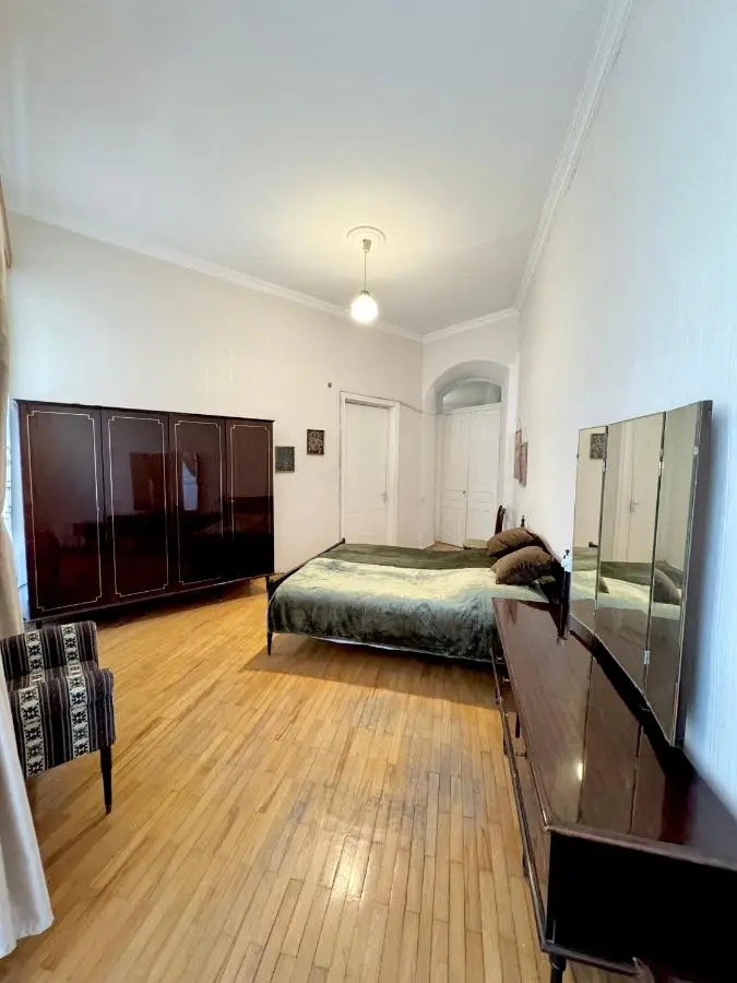 Old Tbilisi Authentic spacious 3BR Apartment with Balcony, Walk to Freedom Sq, Family friendly