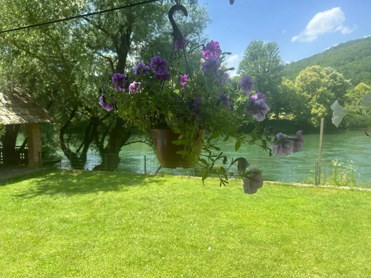 "River paradise" Vikendica sa bazenom, ladarom i kaminom na samoj obali Vrbasa Banja Luka