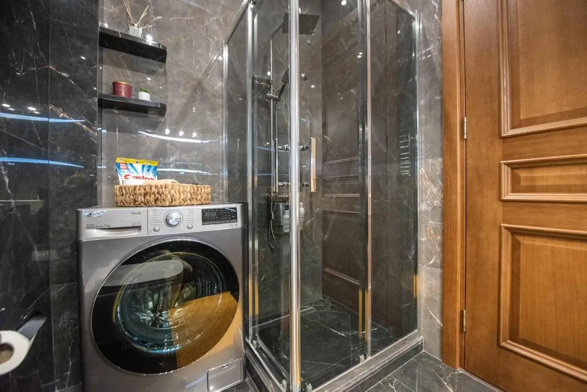 2-Bedroom Apartment with Spacious Park View Balcony - Parking - Vake, Tbilisi