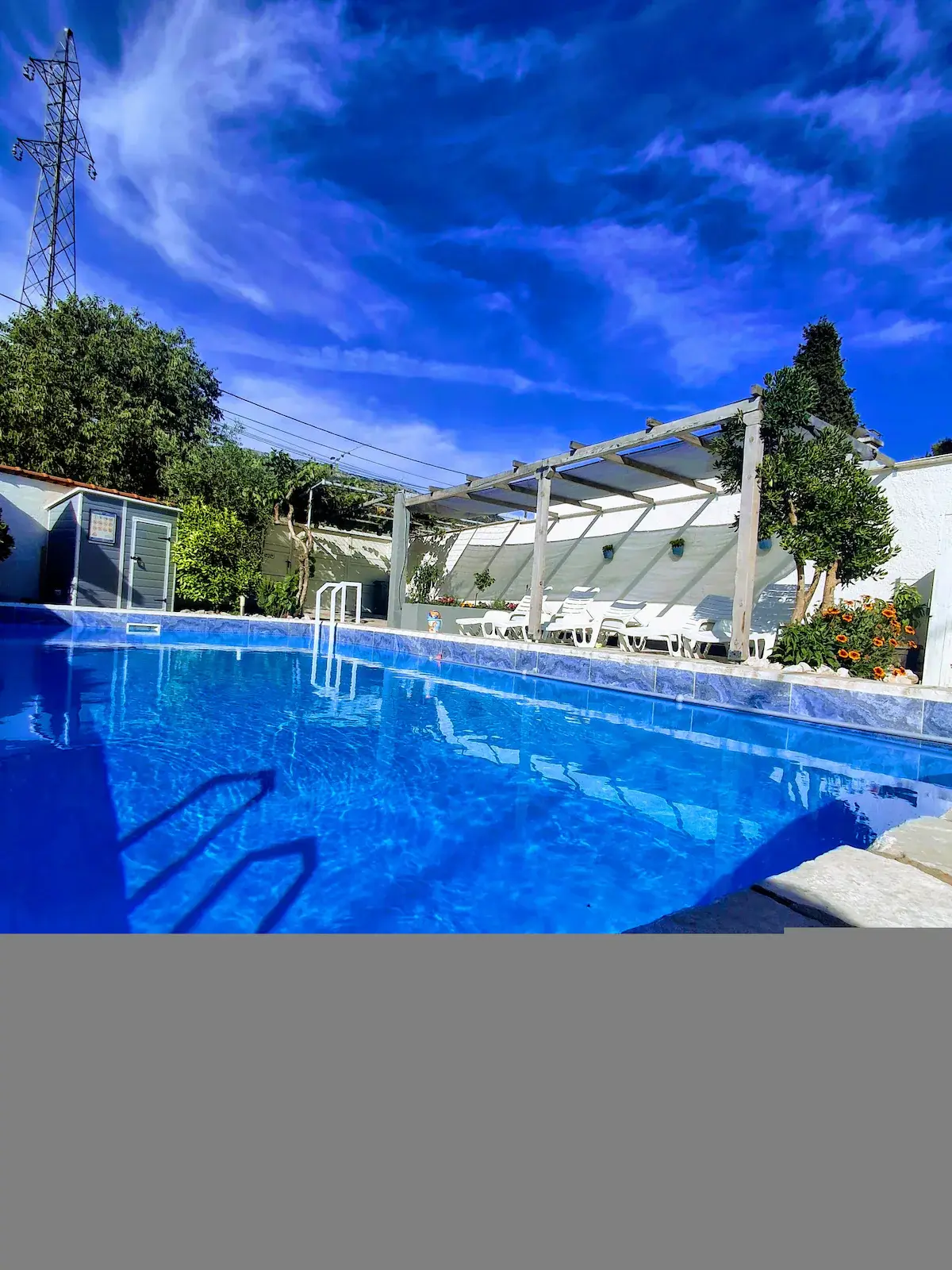 Sunshine Apartment – Pool, River & Garden Oasis