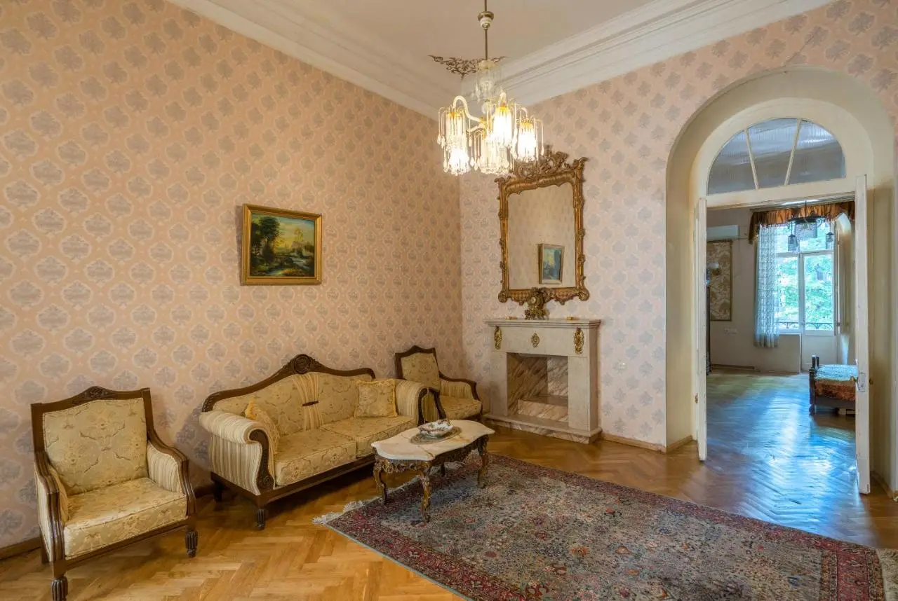 Leon Rooms