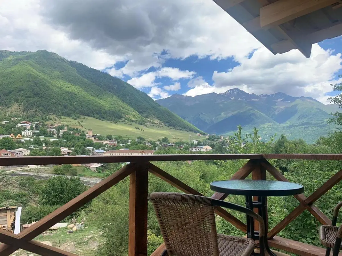 Cottage Cozy Side with Stunning Mountain View