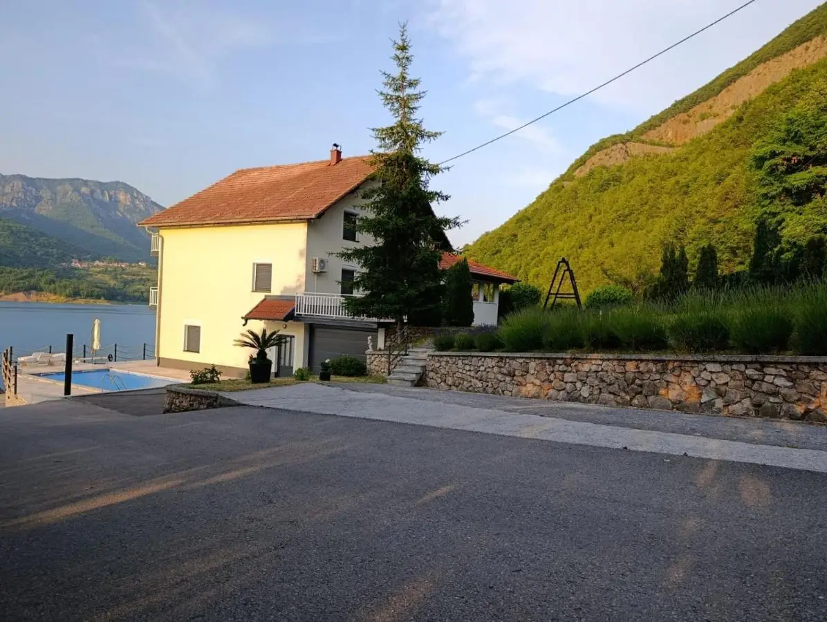 Oaza mira - Apartment with Lake View & Private Pool