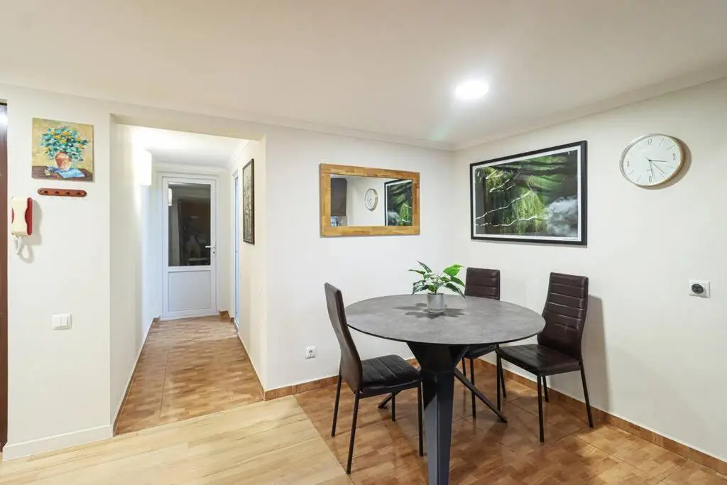 Cosy Central 2-BR Apartment-By Wehost