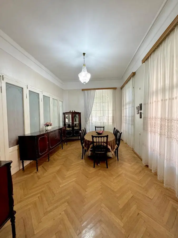 Old Tbilisi Authentic spacious 3BR Apartment with Balcony, Walk to Freedom Sq, Family friendly