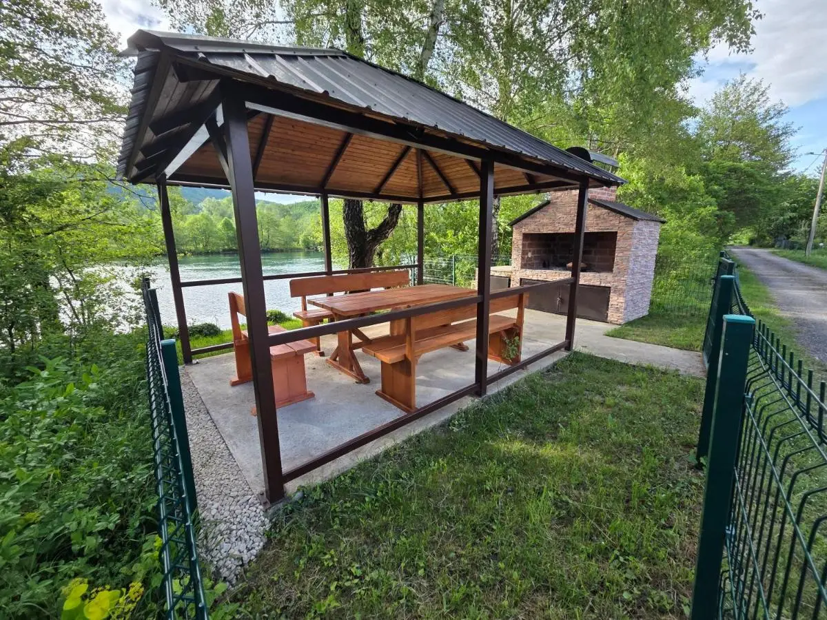 Villa Alisa - Luxury Riverside Escape