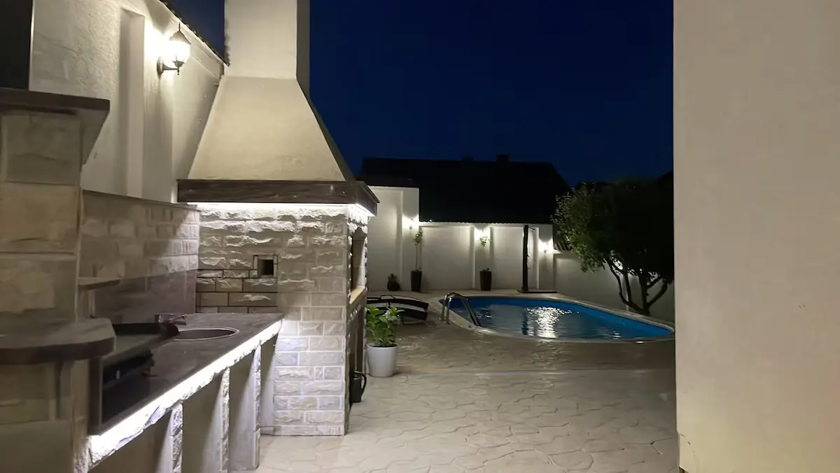 Villa Bosna (Pool, Sauna, Jacuzzi, BBQ,Playground)