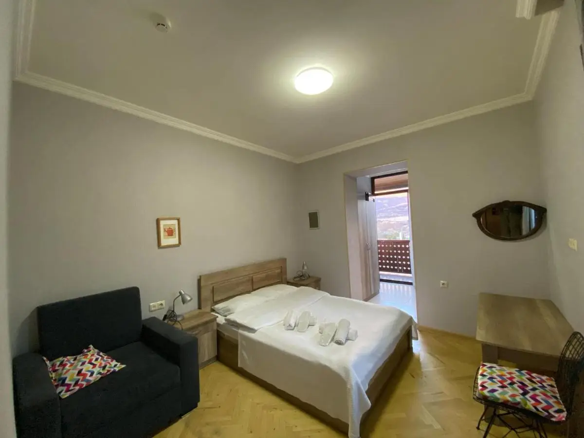 8 rooms