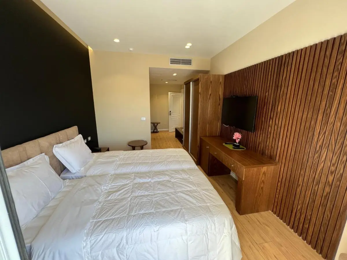 WHITE CROWN HOTEL