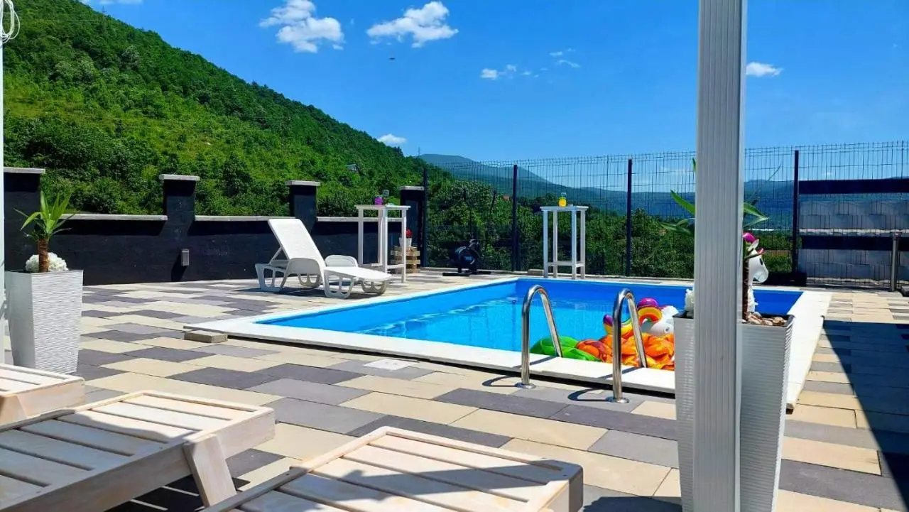 Holiday House White Hill