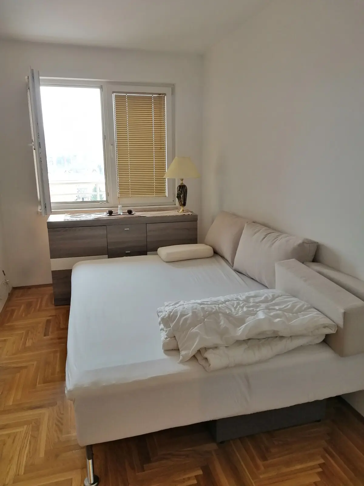 SUNNY large apartment\5 min from the airport