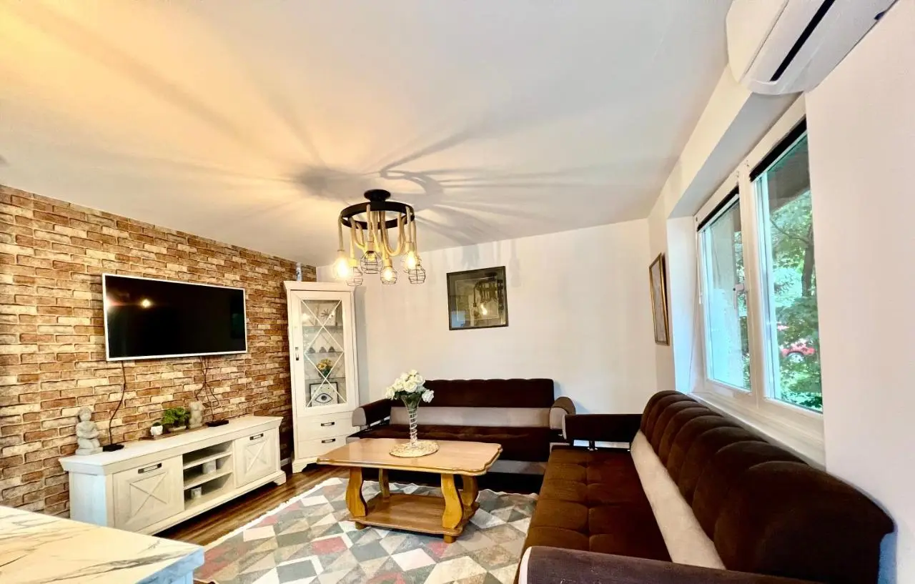 Spacious Two-Bedroom Apartment with Free Parking