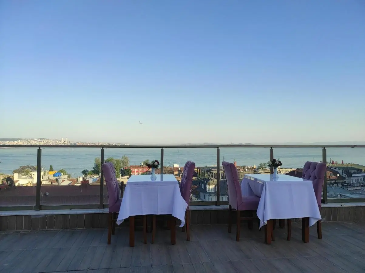 Magnaura House Hotel