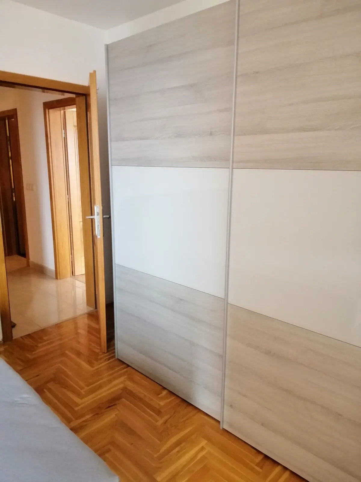 SUNNY large apartment\5 min from the airport