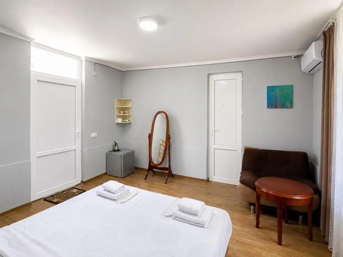 Lia's Guest House