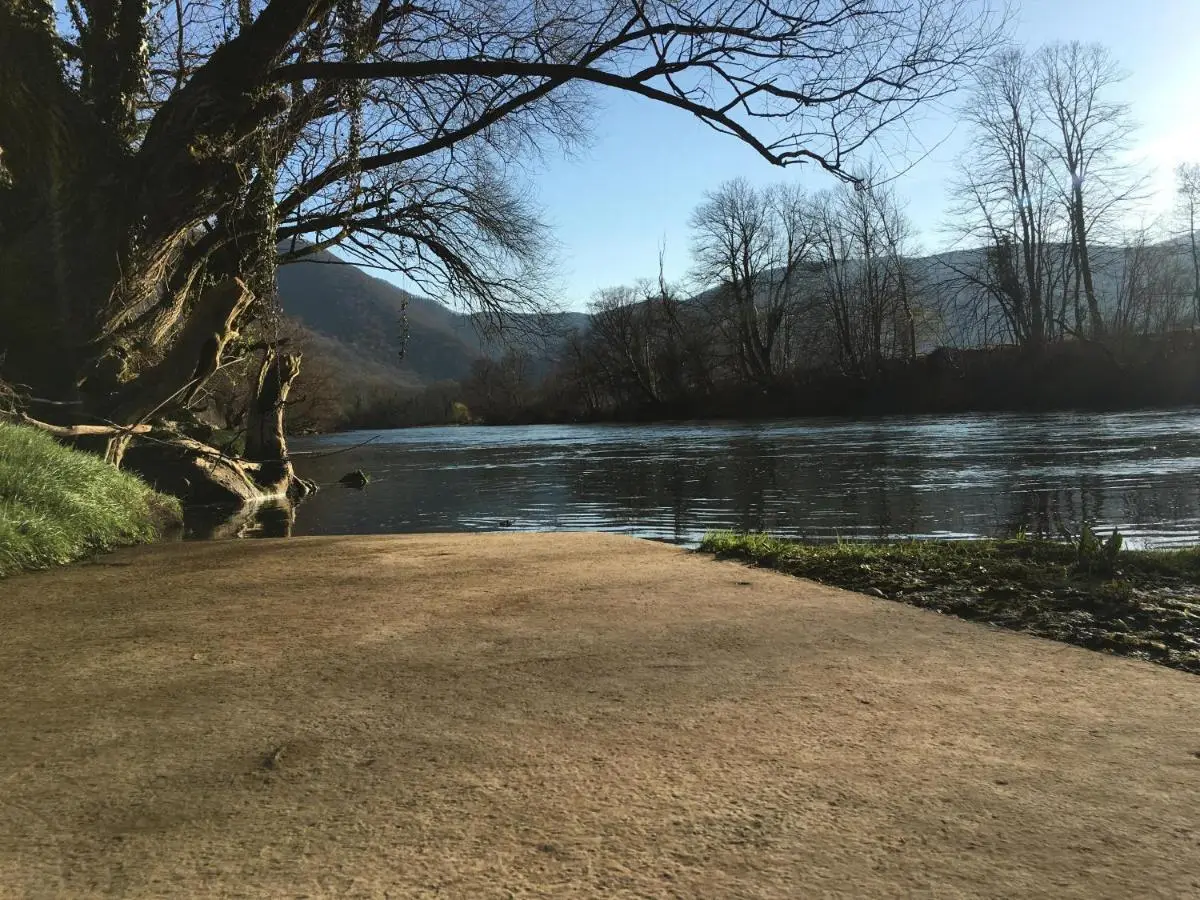 "River paradise" Vikendica sa bazenom, ladarom i kaminom na samoj obali Vrbasa Banja Luka