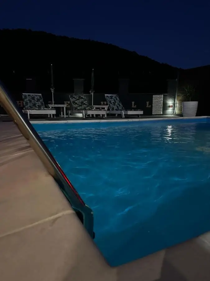 Holiday House White Hill