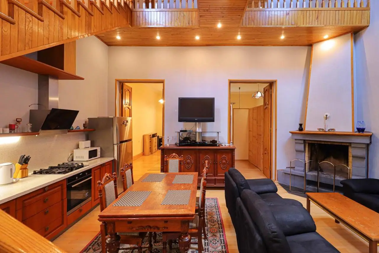 Central 4BR Apt for Groups & Families - By Wehost