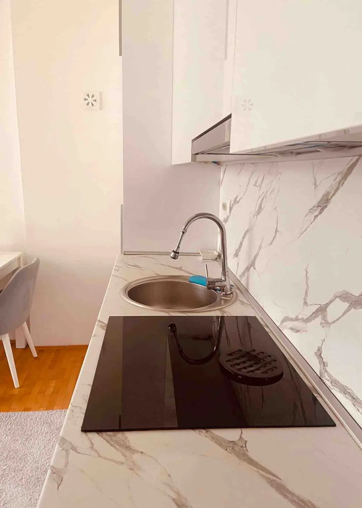 DeluxeSuite, Full Kitchen, KingSize Bed, AC WiFi