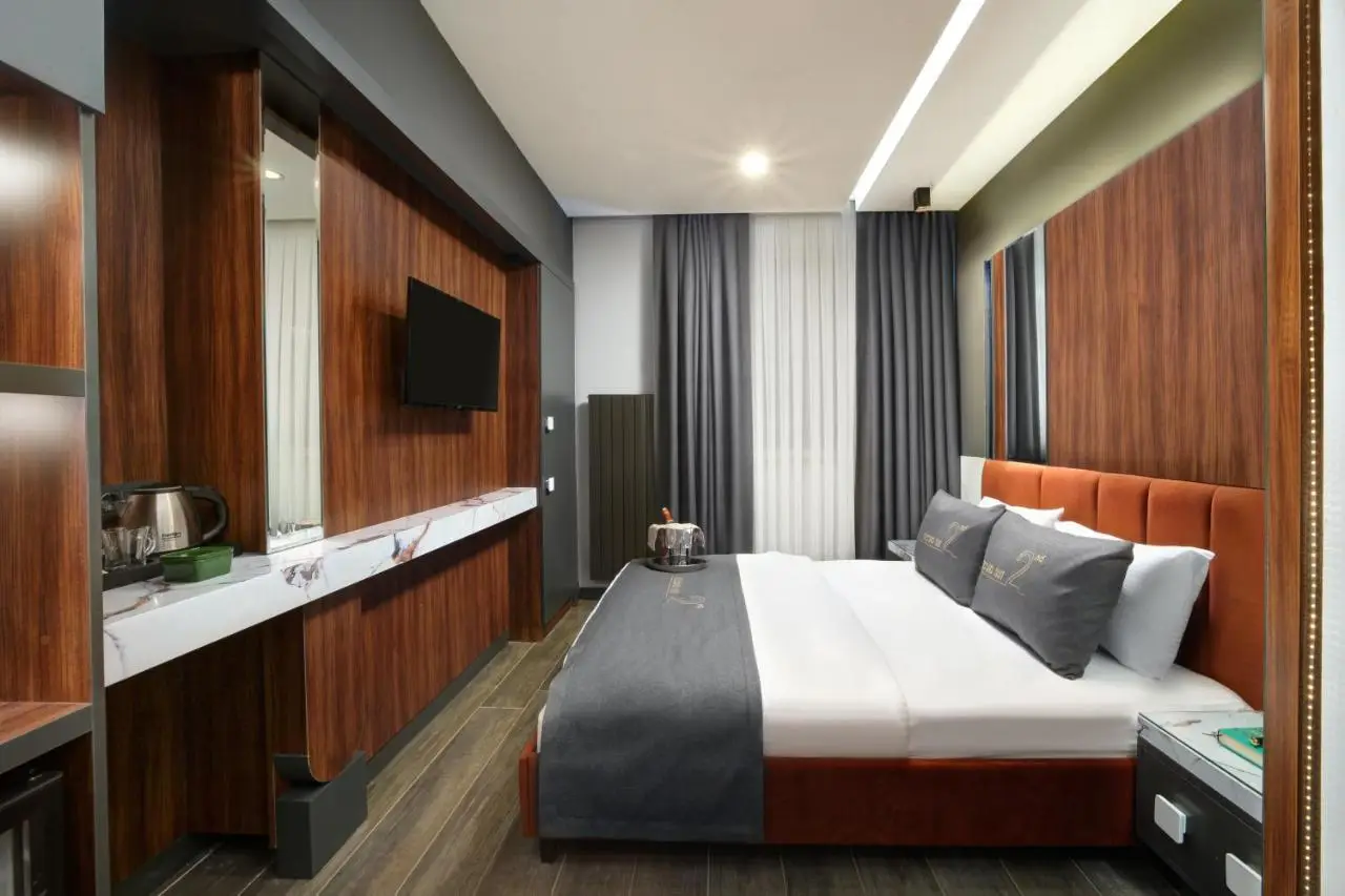 Second Suit Hotel