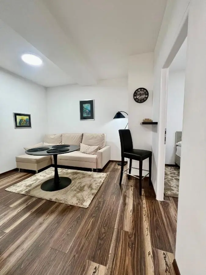 Modern Two-Bedroom Apartment with Garden & Parking