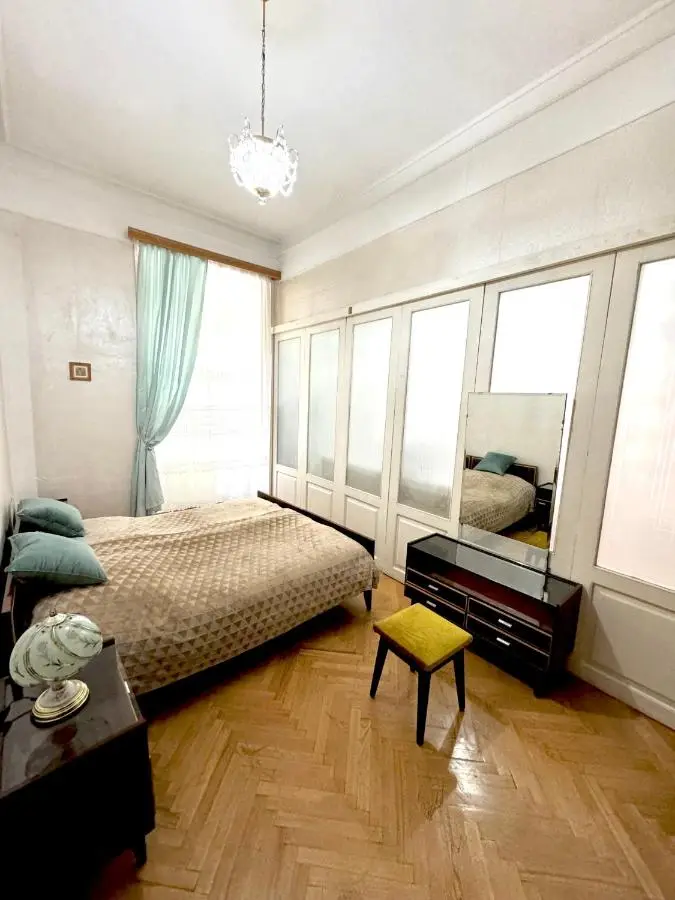 Old Tbilisi Authentic spacious 3BR Apartment with Balcony, Walk to Freedom Sq, Family friendly