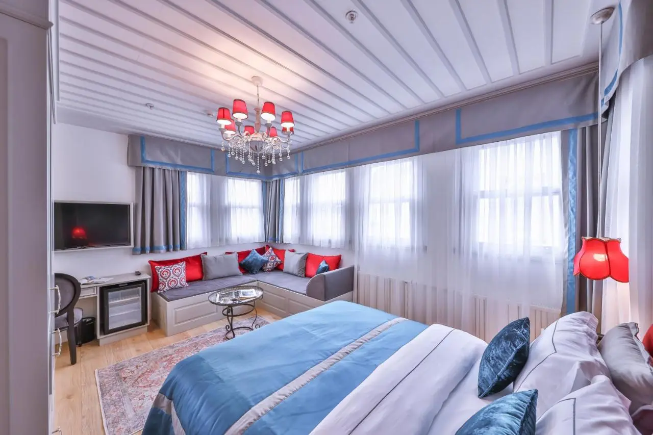 9 Doors Hotel