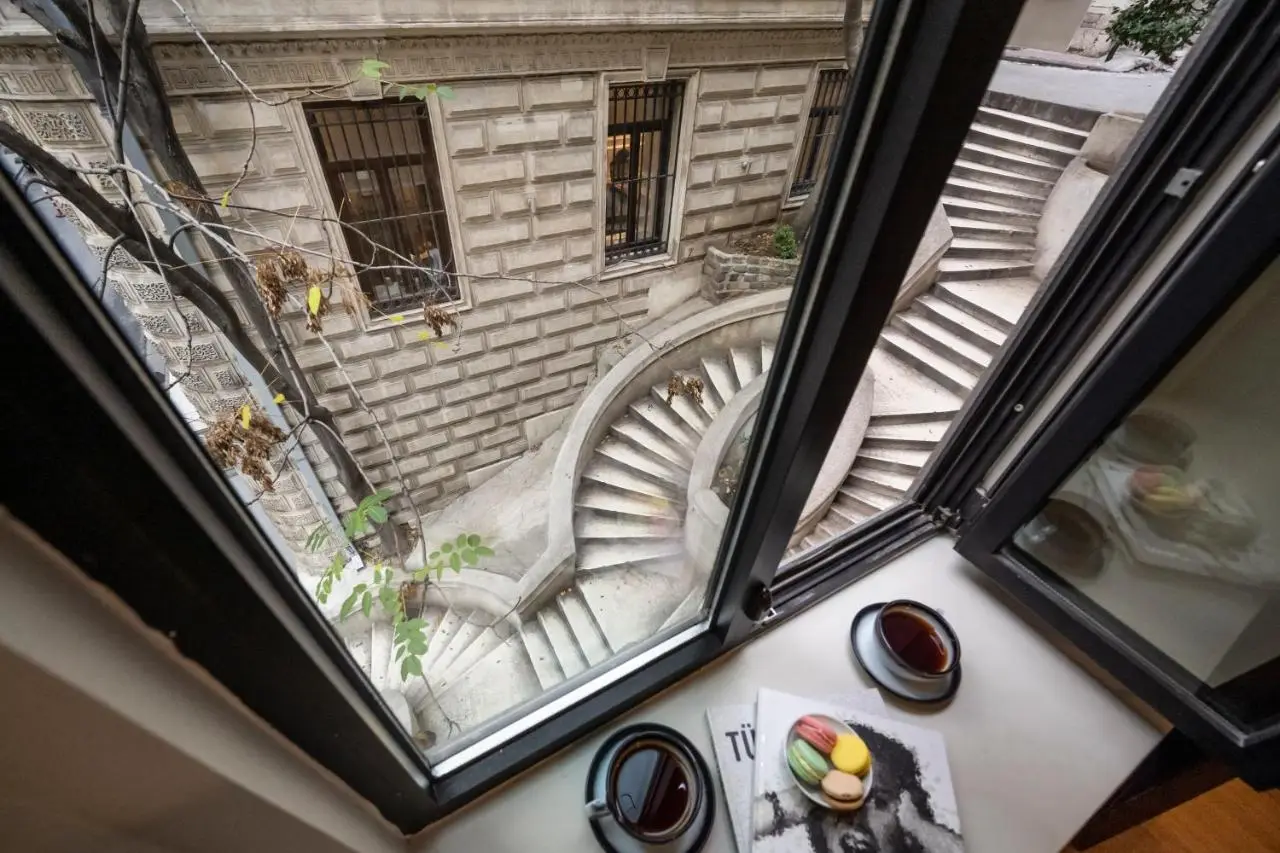 DeCamondo Residence
