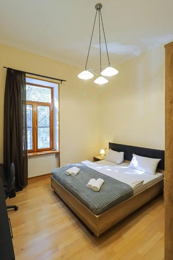 Central 4BR Apt for Groups & Families - By Wehost