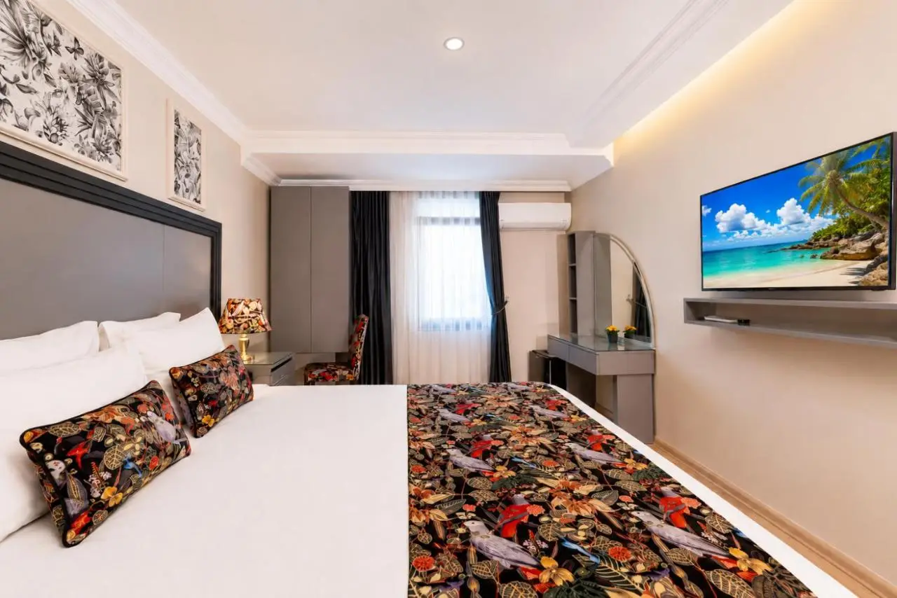 Bond Hotel
