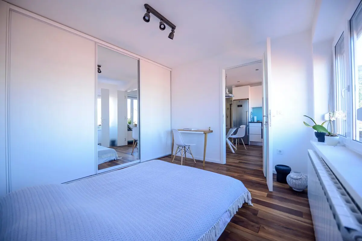 Top location penthouse apt.