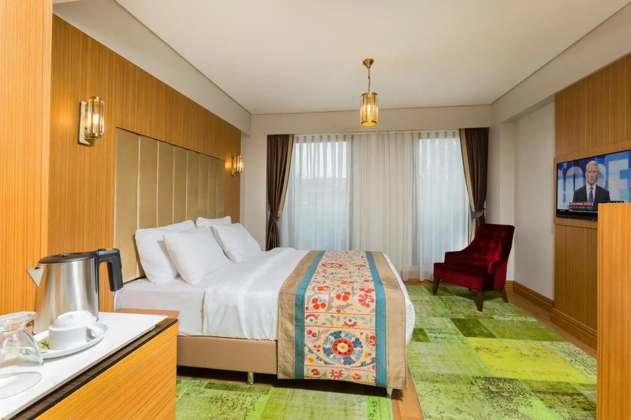 Obelisk Hotel & Suites