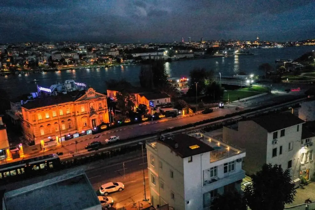 Waterfront Apartment by the Tram - Terrace with Dome & Golden Horn View in Fatih