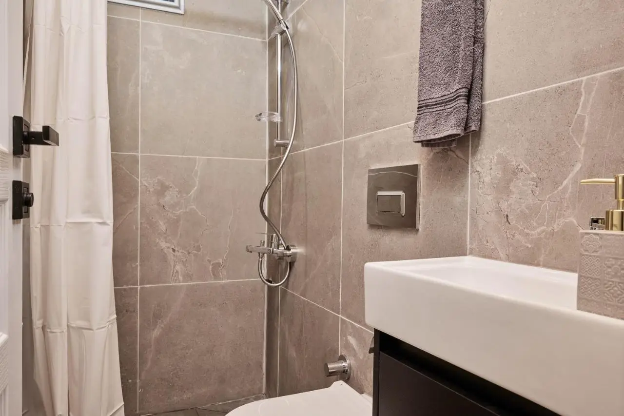 Bright & Modern 2-Bedroom Flat Near Metro