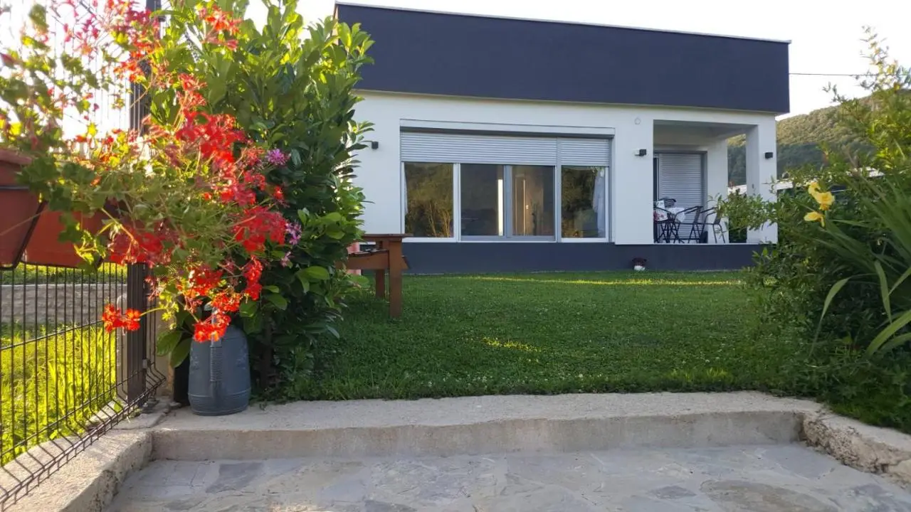 House De Luxe