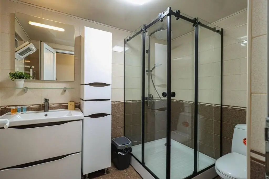 Cosy Central 2-BR Apartment-By Wehost