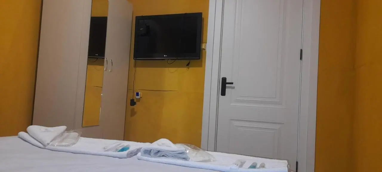 Baku Express Guest House - PRIVATE rooms with SHARED bathrooms