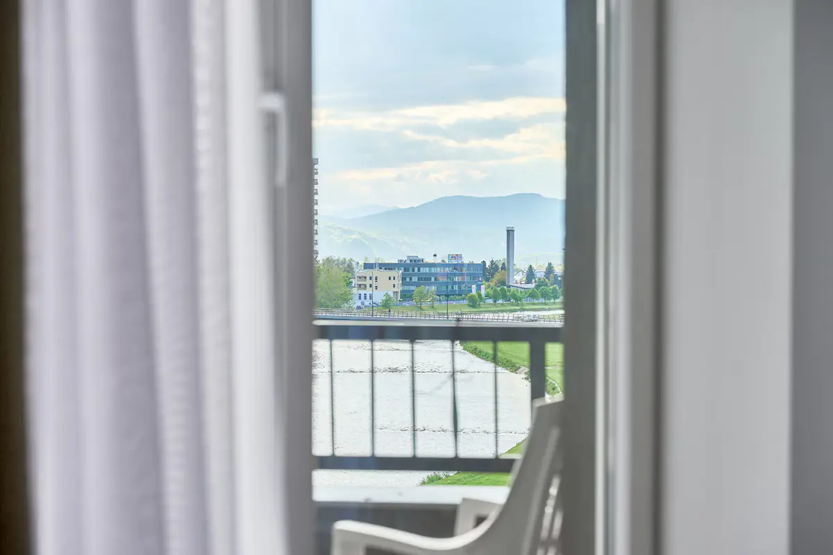 Deluxe Two-Bedroom Riverview Apartment