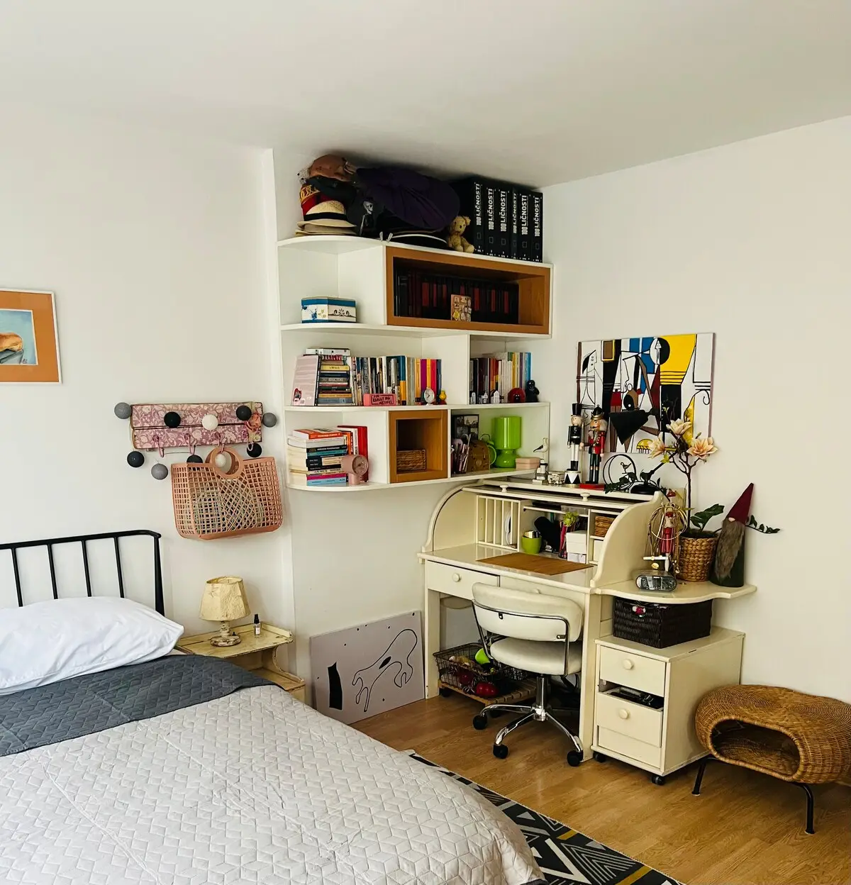Private room in authentic and charming city nest
