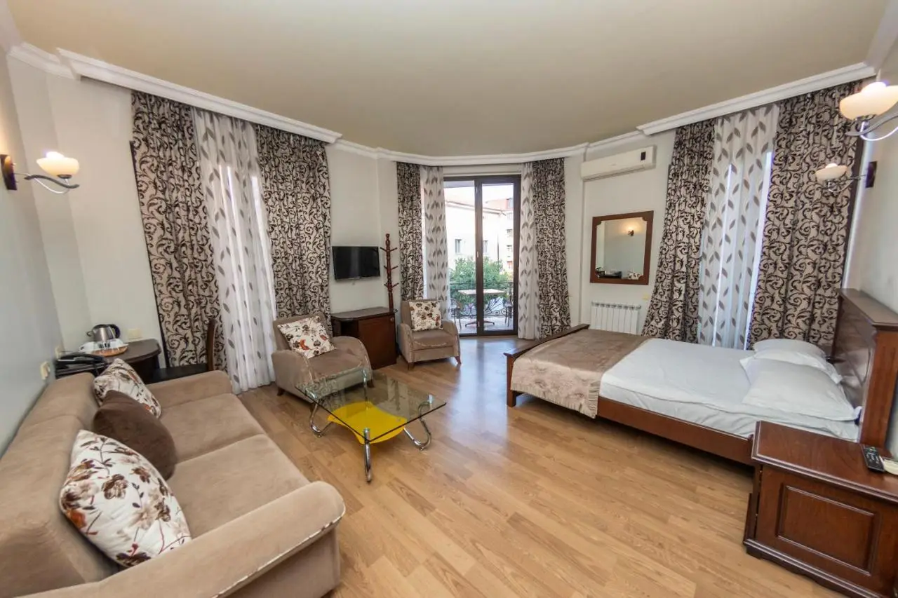 Eiffel Hotel